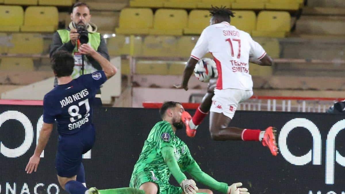 Monaco-PSG: Wilfried Singo apologizes after his attack on Donnarumma