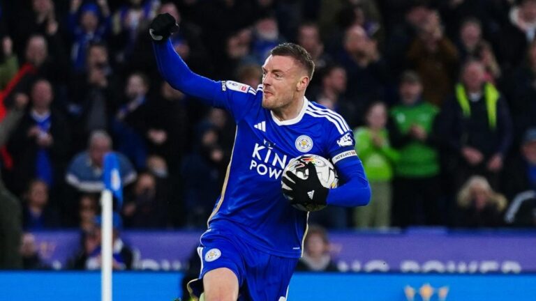 Jamie Vardy mocks Tottenham during the match