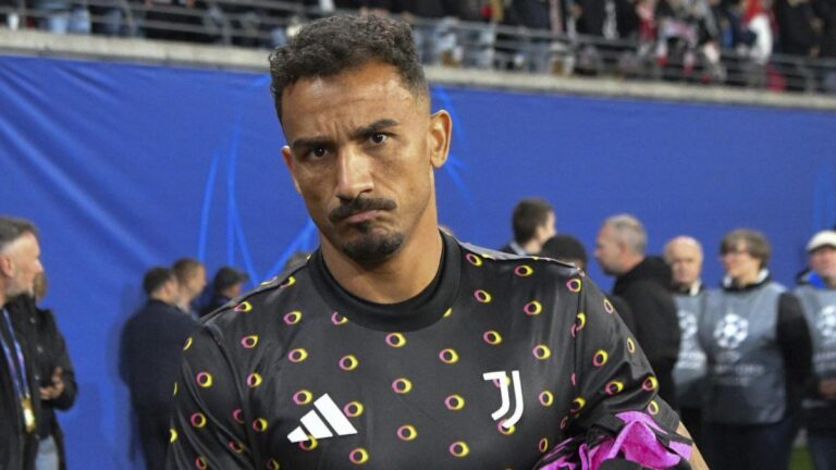 Juventus announce Danilo's departure