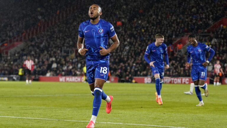 Manchester United and Chelsea are thinking about a completely crazy exchange