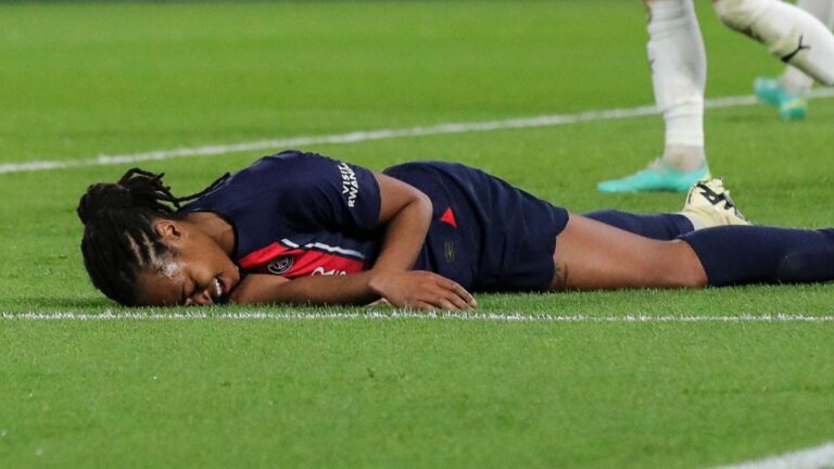 Parisian supporters turn their backs on PSG players