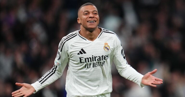 Real Madrid, Mbappé joins CR7!