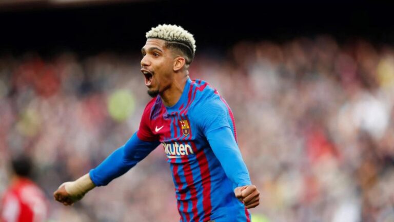Ronald Araújo extends at Barça