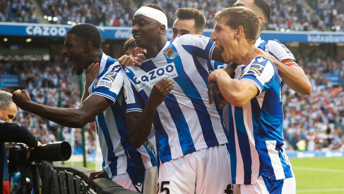 Umar Sadiq arrives in Valencia