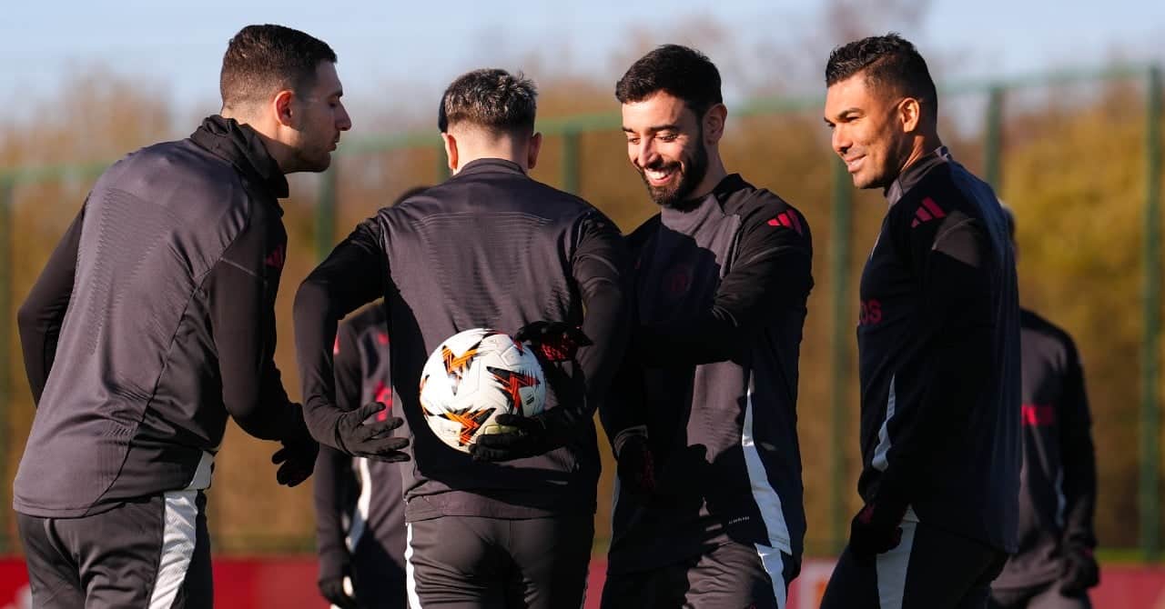 A Manchester United dinosaur makes an ad!