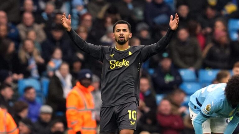 Everton: Iliman Ndiaye wounded in the knee against Liverpool