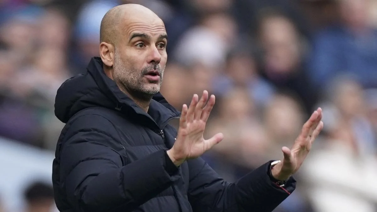 Jamie Carragher calms the game after a controversy with Pep Guardiola