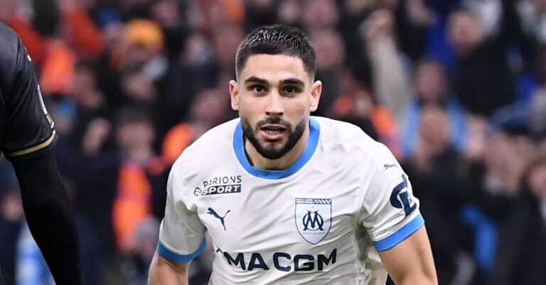 Maupay tackles a legend of Manchester United