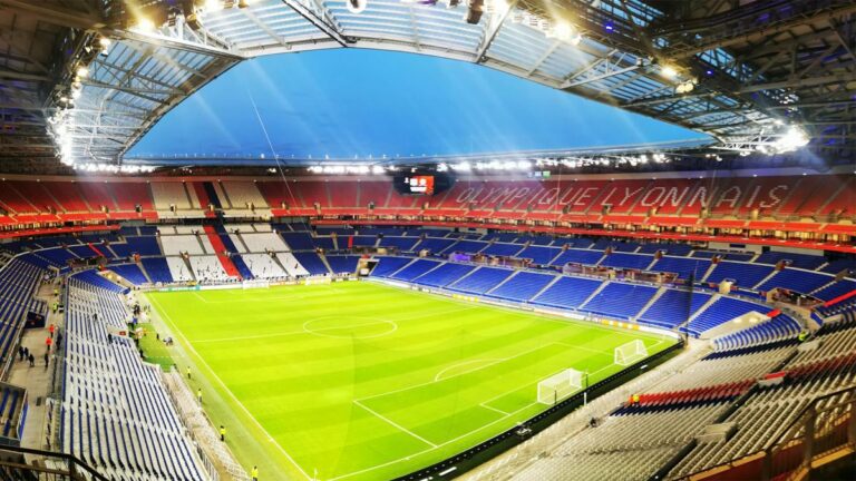 OL: The acid tifo of supporters against PSG and Nasser al-Khelaïfi