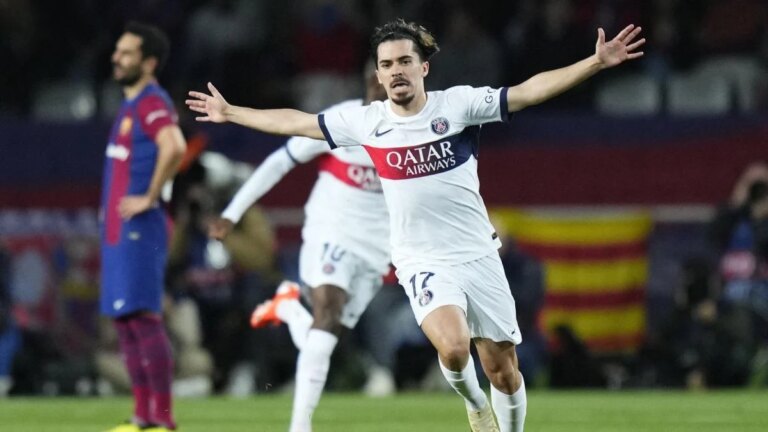 OL turns a supporter of the Groupama Stadium after the match against PSG