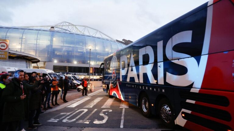The PSG bus had a hanging with a rescue vehicle at the Le Mans stadium