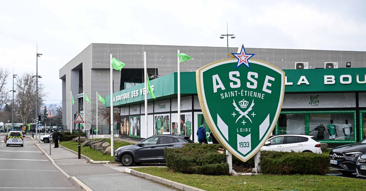 A Saint-Etienne player violently attacked by a supporter