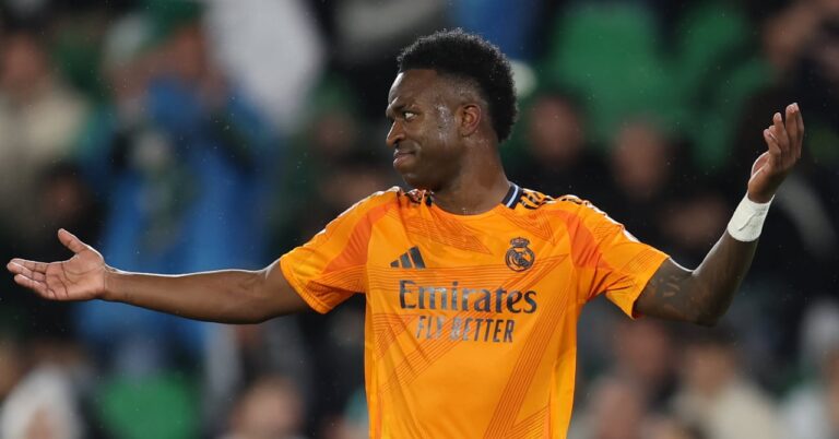 Critics accumulate for Vinicius