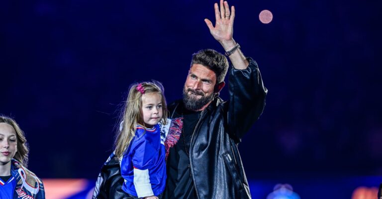 Giroud, tribute and emotion