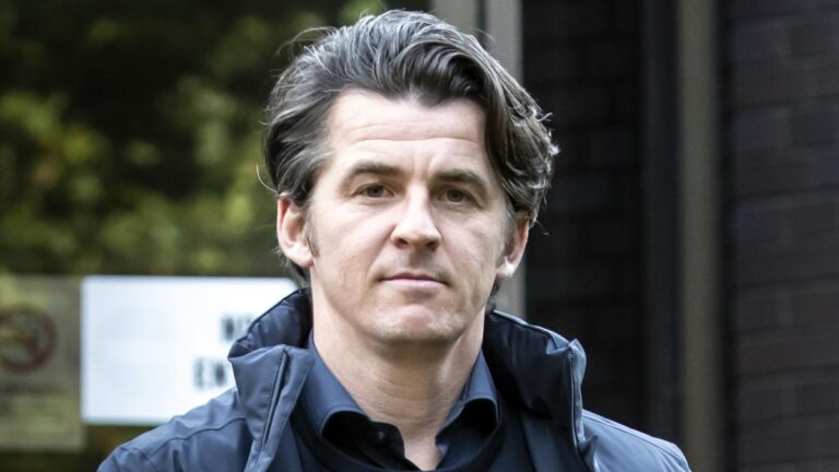 Joey Barton makes a finger of honor in front of the PSG bus