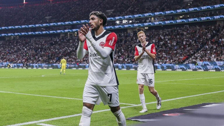 Manchester City attacks a framework of the Eintracht Frankfurt