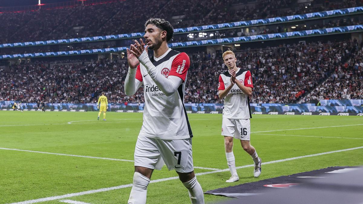 Manchester City attacks a framework of the Eintracht Frankfurt