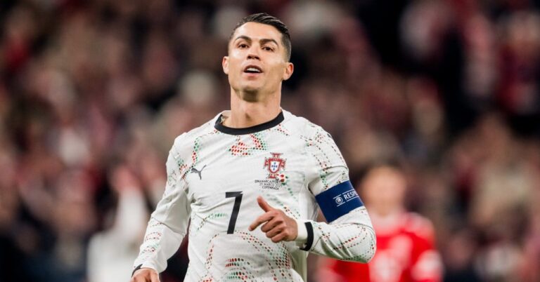 Ronaldo's genius stroke! (video)