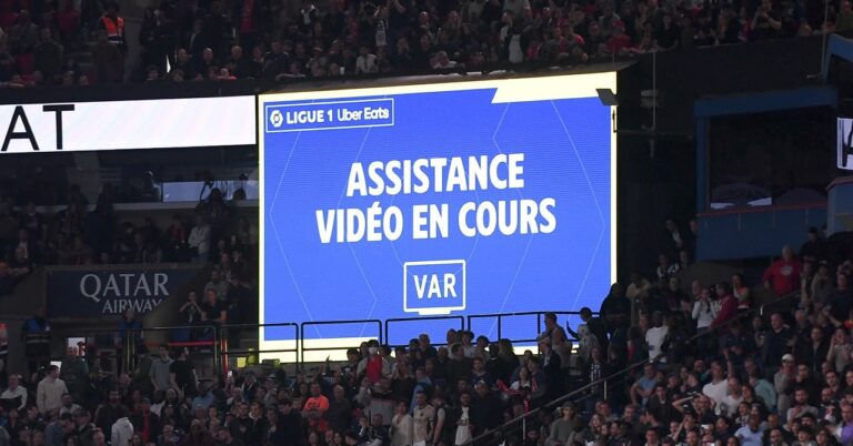 A Var referee surprised on a sports betting site in the middle of a match