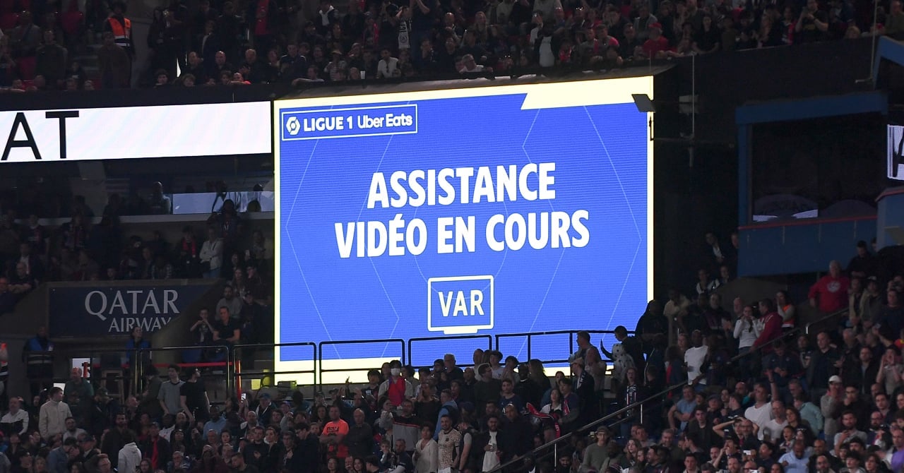 A Var referee surprised on a sports betting site in the middle of a match