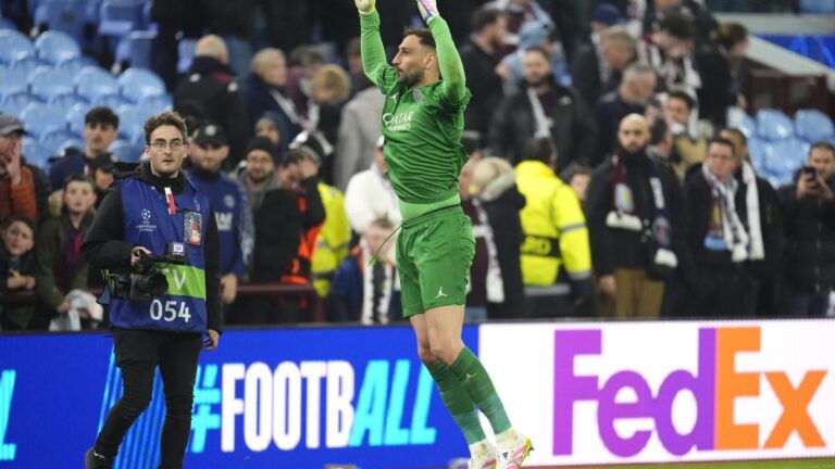 All the PSG bows to his hero Gianluigi Donnarumma!