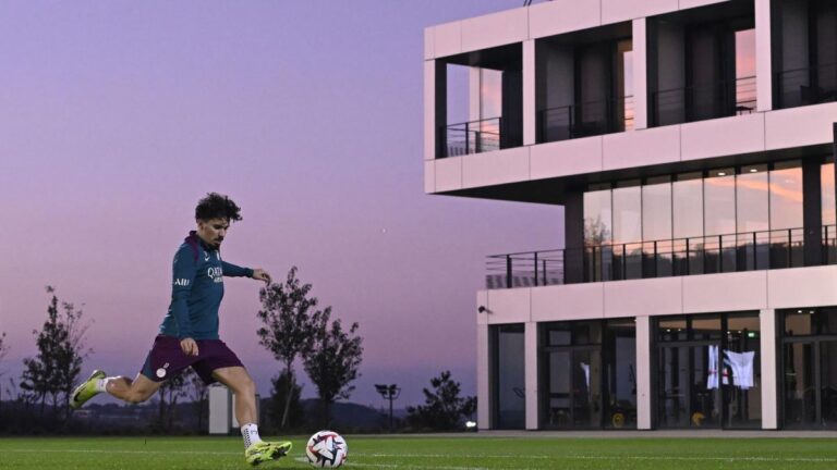 CDM of 2025 clubs: The trophy presented at the PSG campus