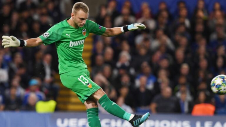 Las Palmas: Jasper CILLESSEN evacuated on stretcher after a perforation of the intestine