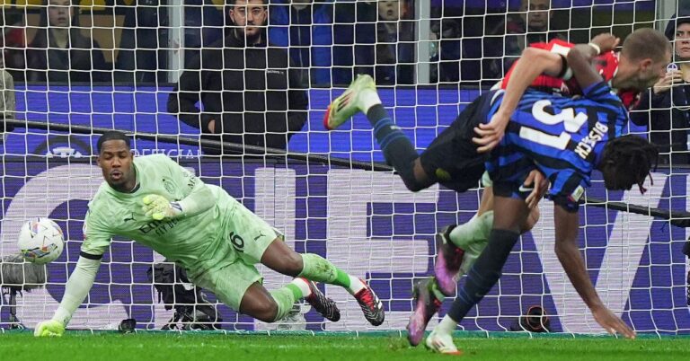 Maignan's madness stop (video)