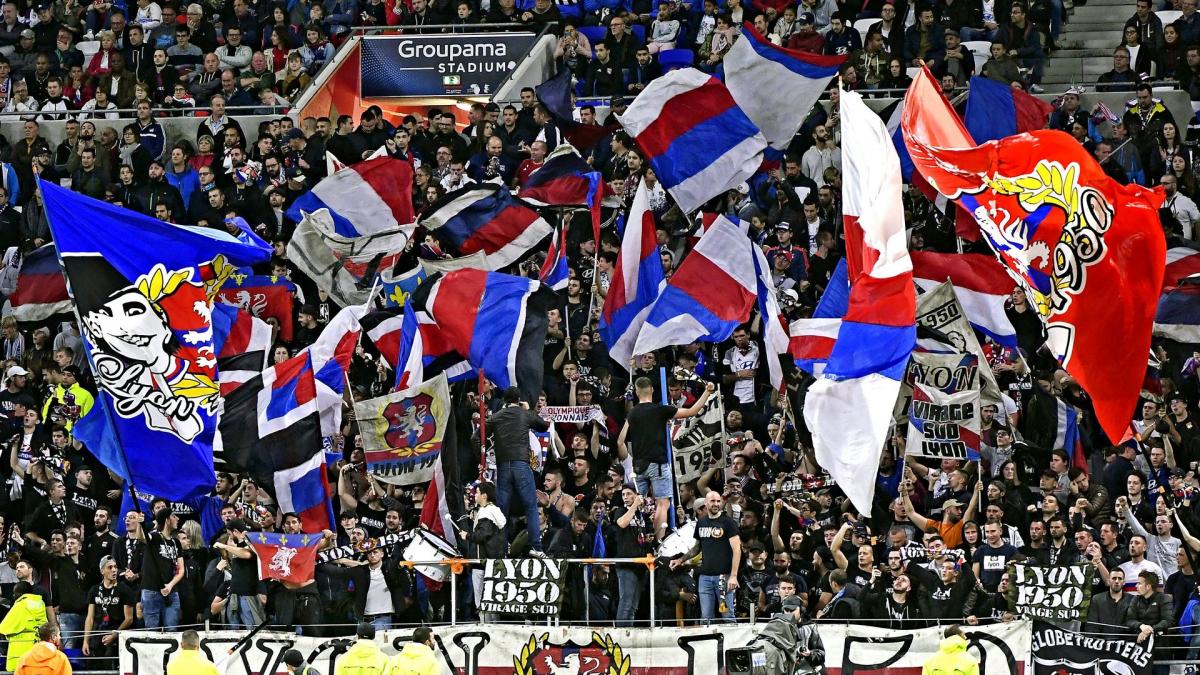 OL: the Houleuse banner on Nasser al-Khelaifi and the Cup