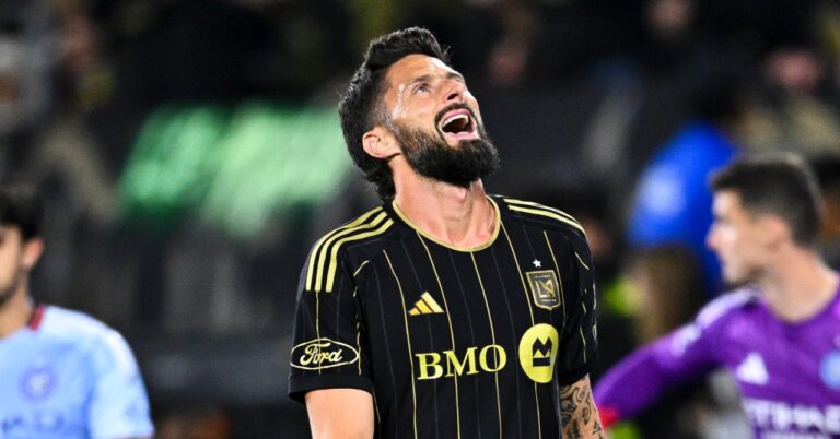 Olivier Giroud put outside in Los Angeles!
