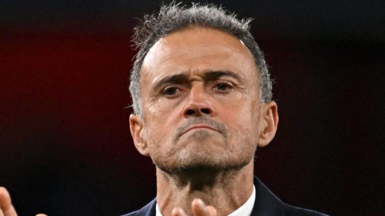 PSG: Thierry Henry bows down in front of Luis Enrique