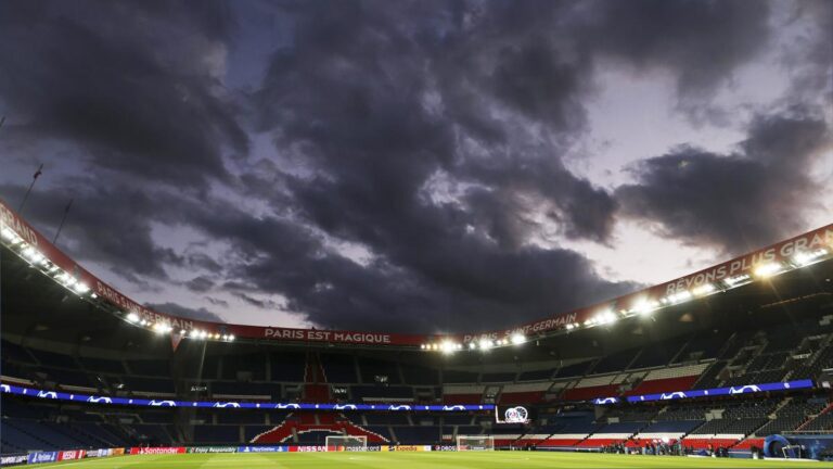 PSG: beautiful people in the stands for the match against Aston Villa