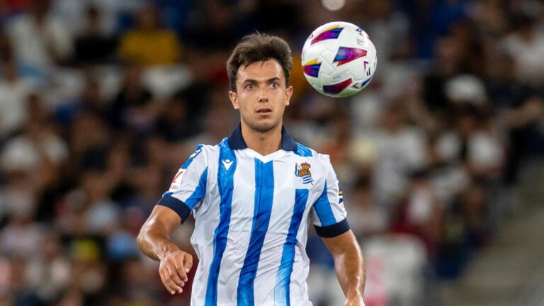 Real Sociedad: Martín Zubimendi Facked from all sides