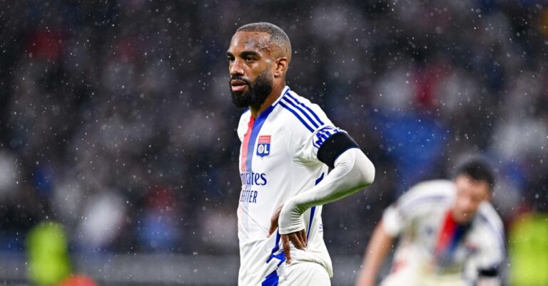 When Lacazette sees red ... for green