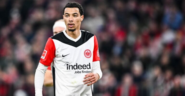 Two English giants argue Ekitiké