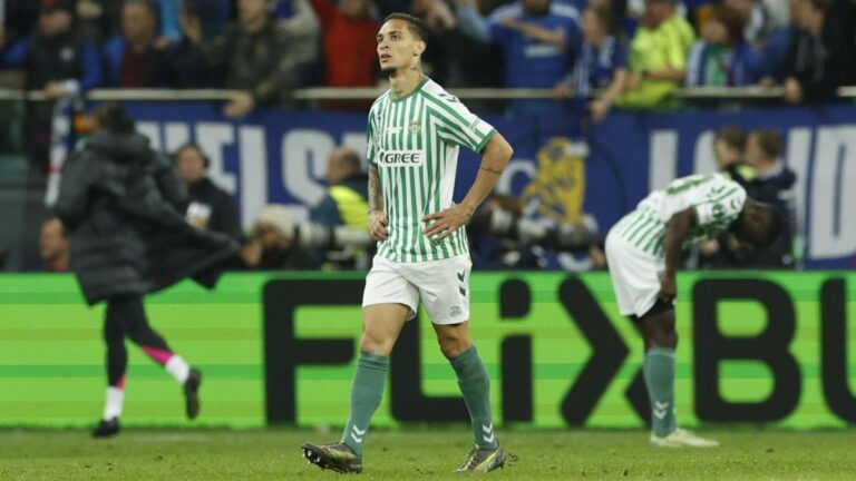 Betis: Antony throws the blur on his future