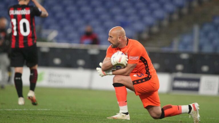 Como: Pepe Reina will retire at the end of the season
