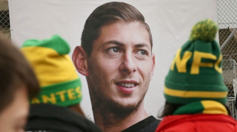 Emiliano Sala, his mother balances on Waldemar Kita