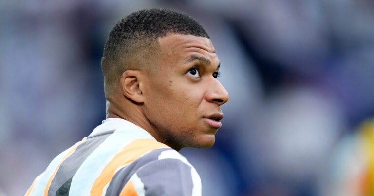 It starts on the bench, new important for Mbappé