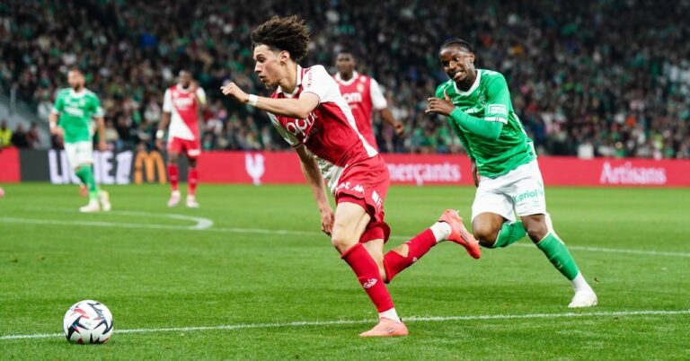 Monaco Dompte Saint-Étienne in the cauldron