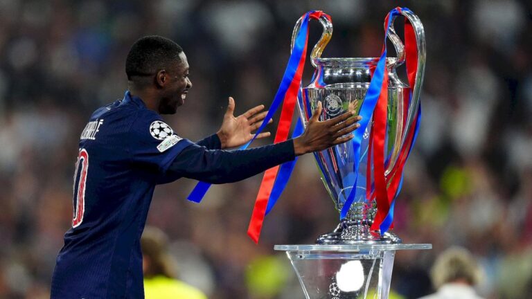 Ousmane Dembélé announces the wheelchair to Didier Deschamps