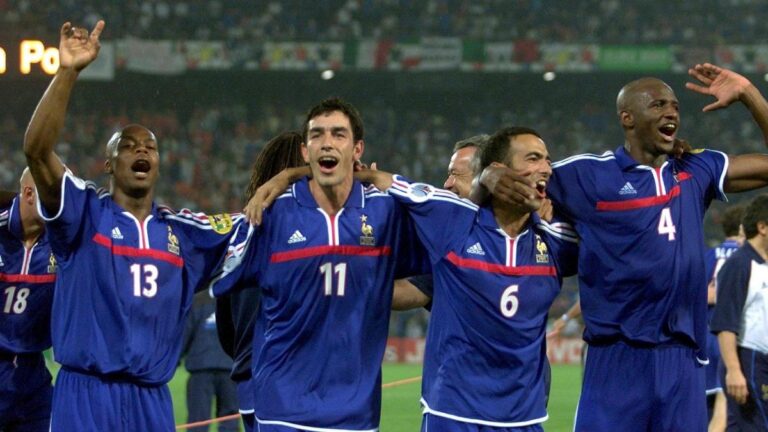 Youri Djorkaeff cannot decide between PSG and Inter Milan