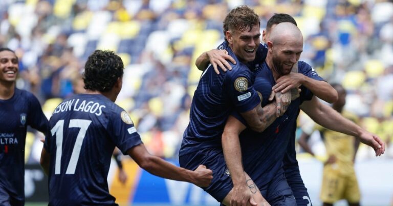 A goalscorer, an XXL check: the beautiful Auckland City FC story