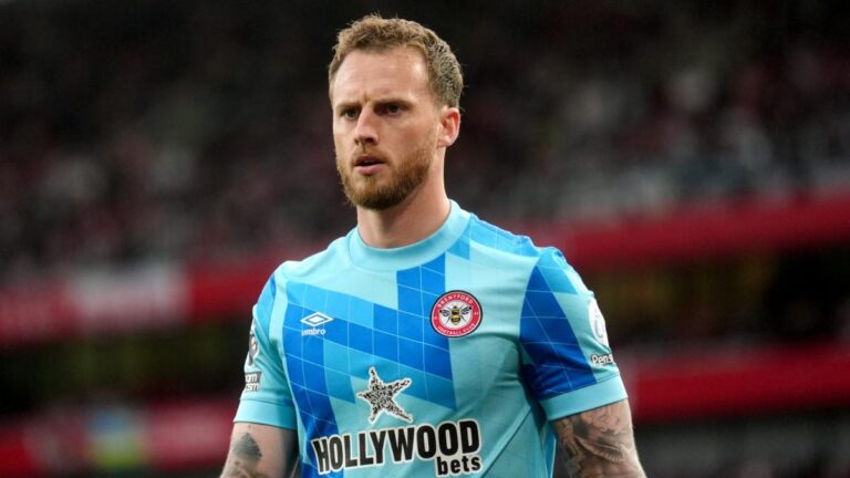 Bayer Leverkusen recruits Mark Flekken