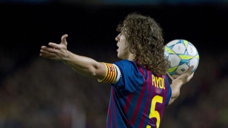 Carles Puyol Enresse Luis Enrique after the coronation of PSG