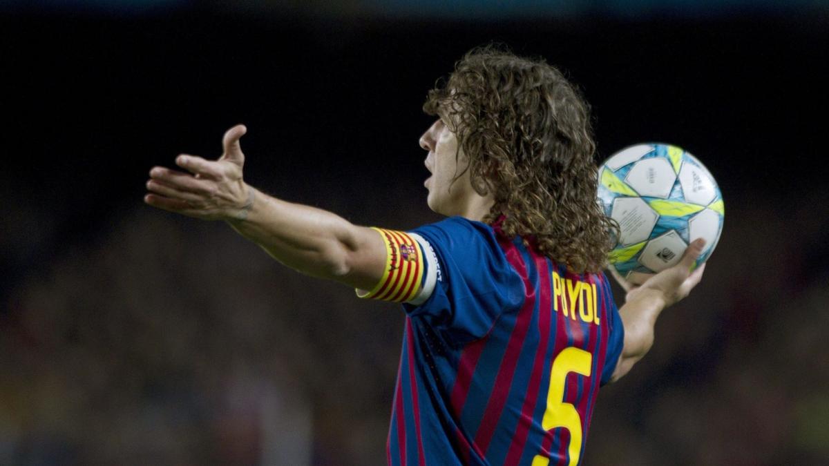Carles Puyol Enresse Luis Enrique after the coronation of PSG