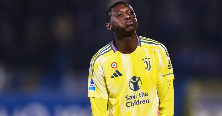 Kolo Muani reacts to the Chelsea rumor