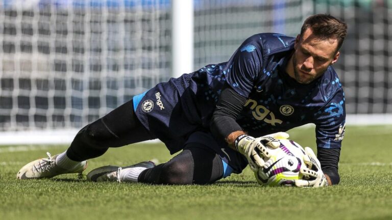 Manchester City offers a Chelsea goalkeeper