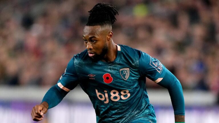 Manchester United and Tottenham in the fight for a revelation of the Premier League