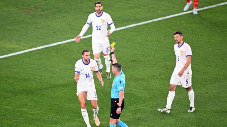 The defense of the French team has completely sunk